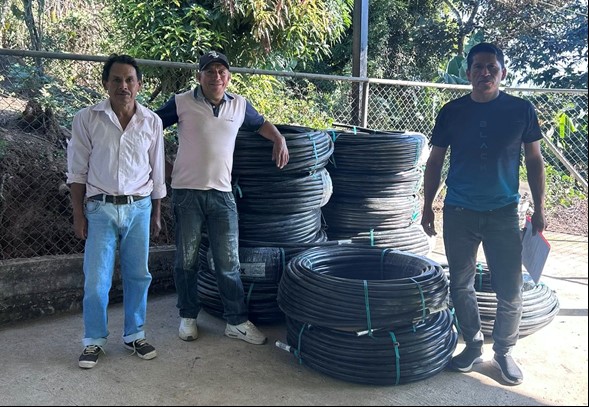 ENTREGA DE MANGUERA PARA AGUA POTABLE EN EL BARRIO CATISPAMBA